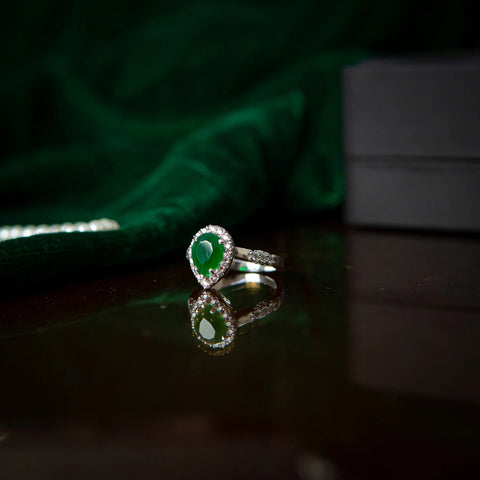 DIAMOND STYLE GREEN EMERALD RING